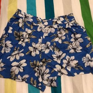 Super cute Hollister floral shorts. Size xs.